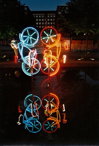 293_monumento alla bicicletta e il suo riflesso_tema effetto notte